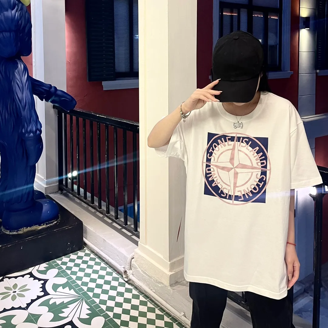 W615#P110💰 [Stone lsland/Stone Island summer new short-sleeved T-shirt with big compass print on the chest] ⚠️[Original creation with high control of details] - Made of 260 grams of combed cotton with 32-count double yarn, soft and comfortable to the touch, sweat-absorbent and breathable. - Simple, basic and versatile style, original quality, the first choice for couples. - Made in a large factory, four needles and five threads on the shoulder, neatly arranged, high quality workmanship. - Same style for men and women. Very versatile, one piece for everyone, details are clearly visible. Color: Black White Size: M L